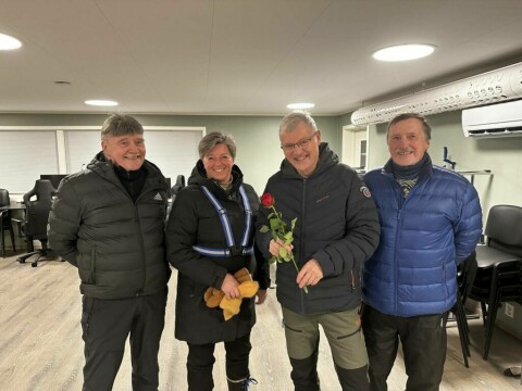 Tre av medlemmene i Sportsklubben fikk æren av å overrekke ukens rose til medlem Oddstein Rygg. F.v: Ove Gjærevold, Trude Mæhle, Oddstein Rygg, Kristen Ingar Garberg.