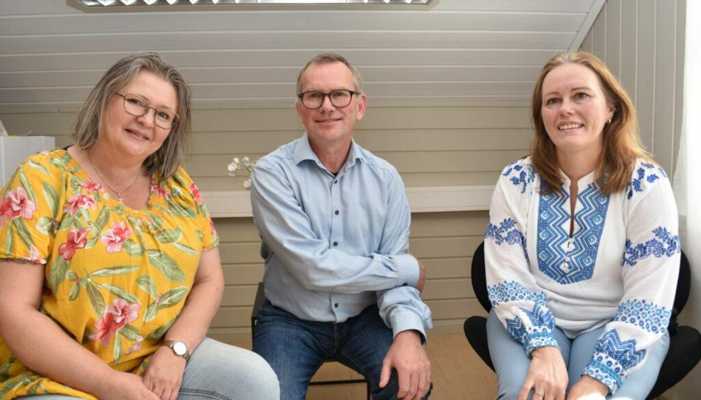 Bilde tatt da Venstre og KrF sto på liste sammen inn mot valget i 2023. F.v: Hilde Guldseth, John Inge Sirum og Monika Beitland. Foto: Bodil Uthus