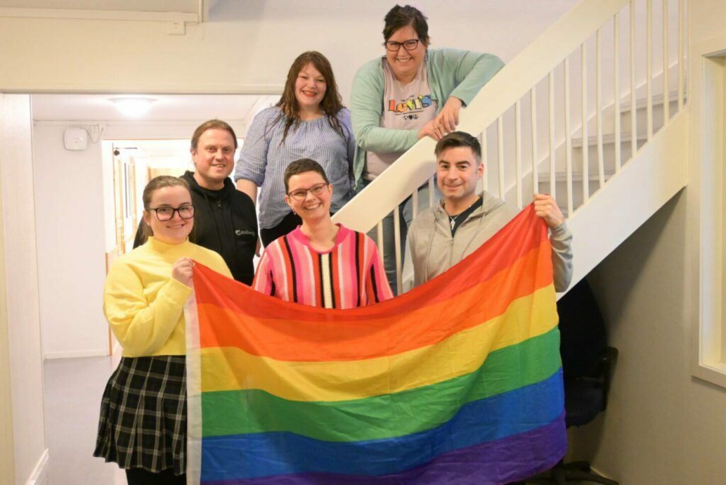 Mange planer for Pride-dagene i juni begynner å falle på plass for styret i NeadalsPride. Bak f.v: Knut Erik Jensen, Linn Kristin Mosbø, Mari Engen Hanem. Foran f.v: Ingeborg Olderø, Marit Bårdsgård Stokke og Henning Nygård.