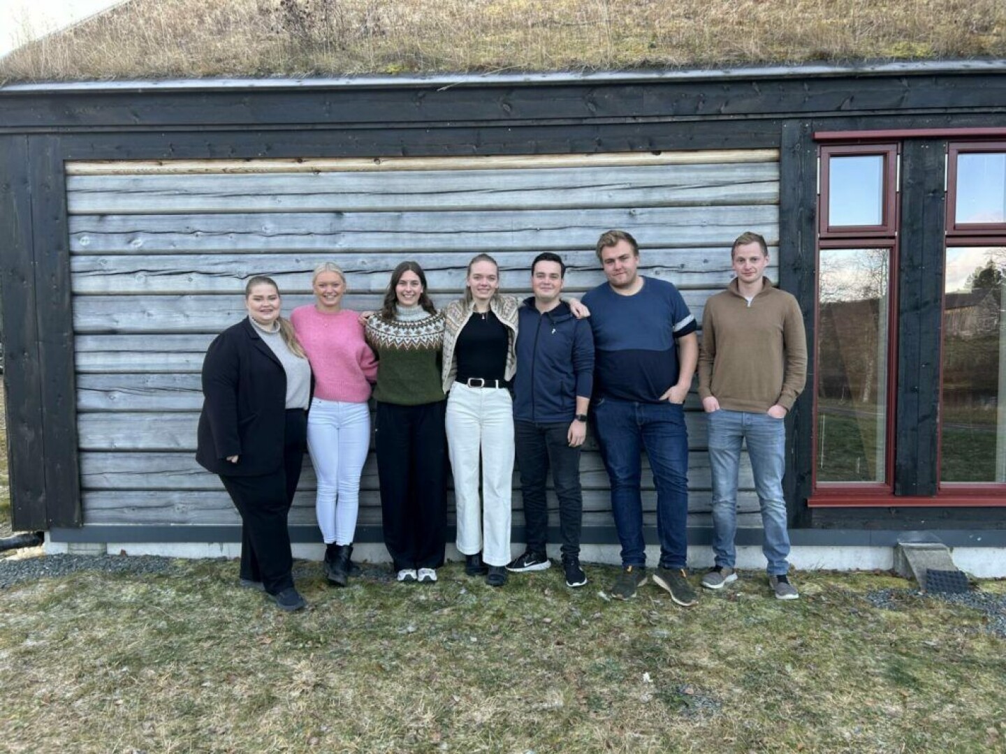 Ungdomspolitikerne takker for en fin opplæring i Meråker. F.v Eline Stene(Sp), Dorte Sørflakne (Sp), Sunniva Reitan(Ap), Anna Elena Uglem(Ap), Sondre Moslet Lillebudal(Sp), Jørgen Elverum(Sp), Arne Hofsmo(Sp).