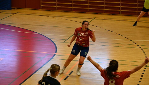 Maren Østby satte hele fem straffekast i mål, og her scorer hun Selbus 28 mål for dagen.