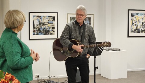 Her ser vi Andreas Reitan i det han presenterer kveldens sanger. Brit Uni Kjøsnes til venstre.