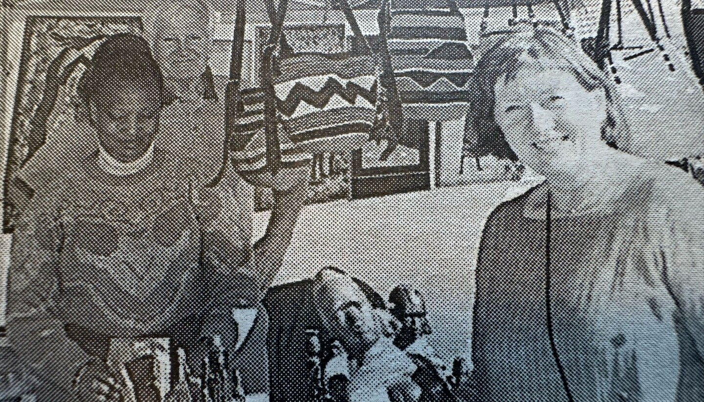 EN FORNØYD BRIT UNI sammen med Joyse og Odd Hårstad som solgte afrikansk kunst. Arkivfoto.