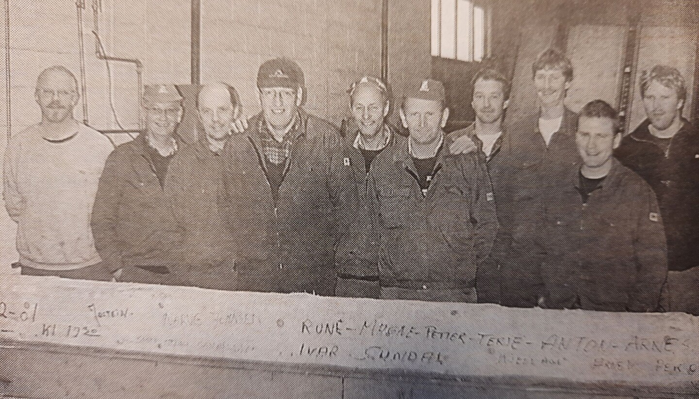 SISTE STOKK: Mannskapet på saga ved Kjeldstad Sagbruk og Høvleri kjørte sist fredag gjennom den siste stokken på dagens saganlegg. F.v: Kjell Åge Bjerken, Arne Varmdal, Per Ove Kulseth, Magne Oldervik, Ivar Sundal, Anton Tørum, Rune Mogård, Terje Larsen, Arne Stokke og Petter Moslet.