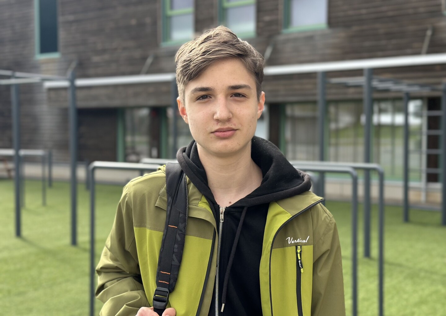 Kiril utenfor skolen i Selbu som han allerede har rukket å bli glad i. 'Norsk skole er bra for meg' forteller han i dette videointervjuet. Foto: Oda Cecilie Folde