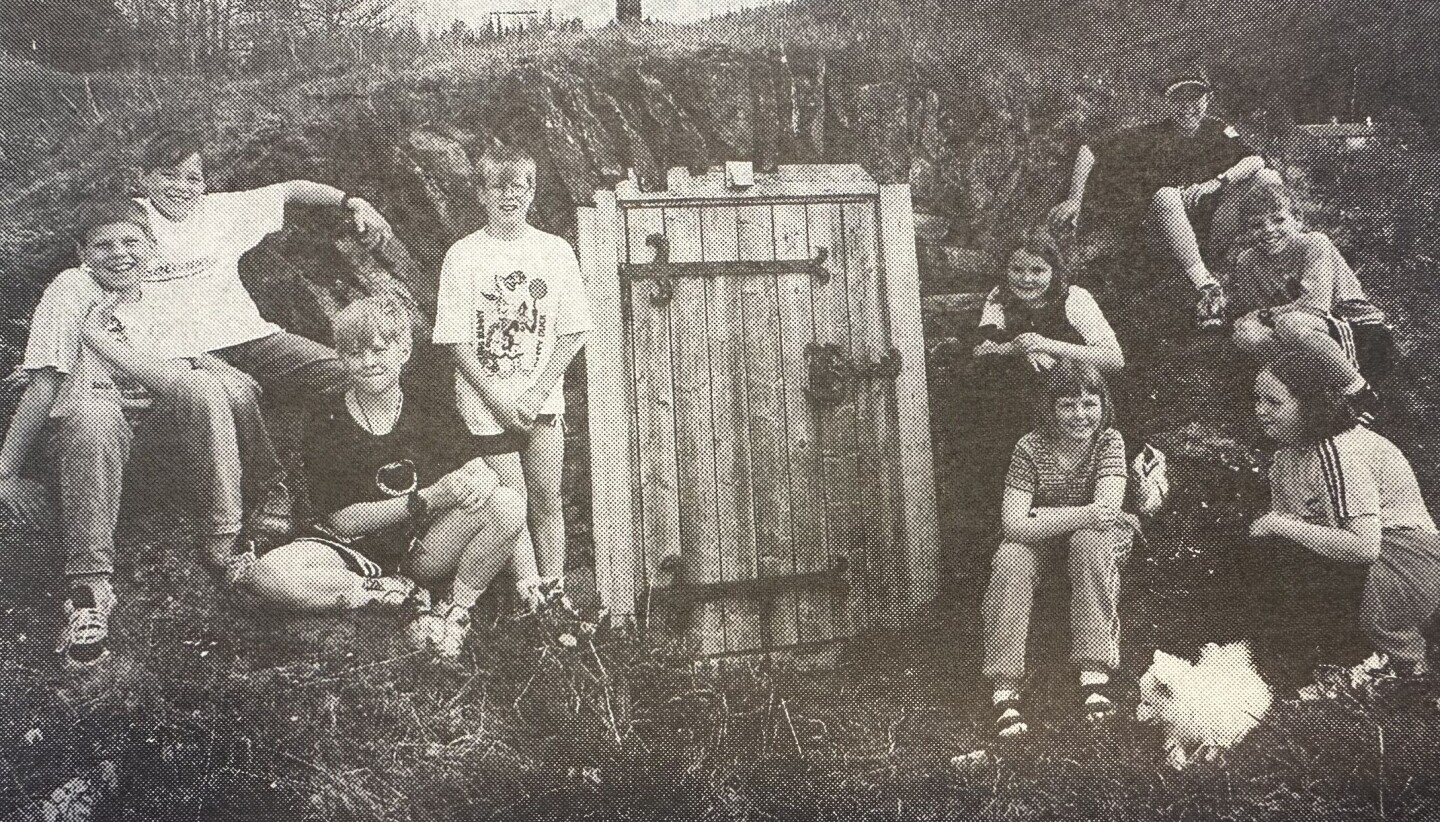 En glad gjeng som er blitt 5000 kroner rikere. Til v.: Knut Arild, Lars Petter, Håvar og Kai Toralf. Til h.: Trine, Nina, Ingvil, Atle og Ottar. Foto: arkiv