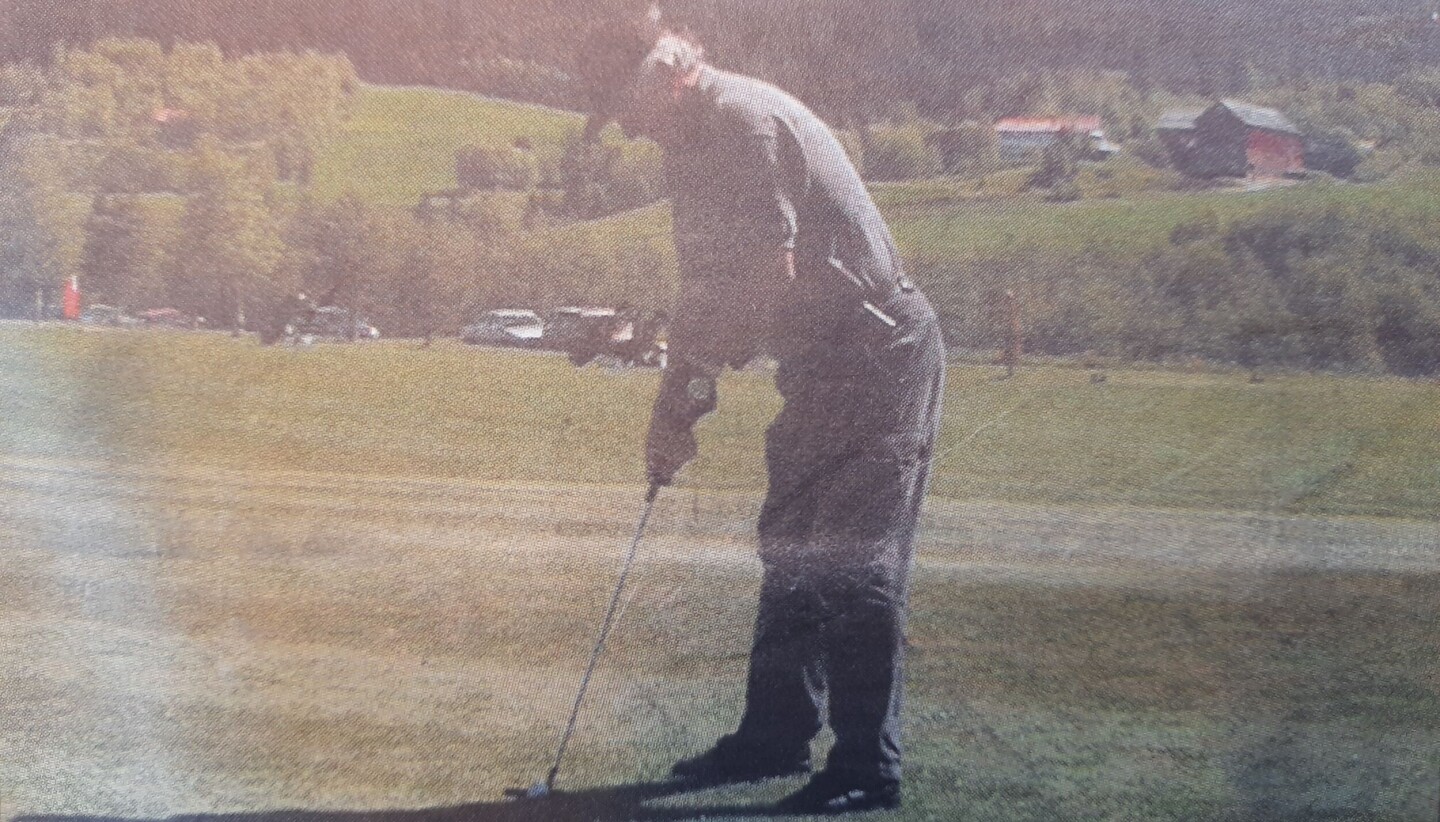 DAG I GOLFENS TEGN: De trivdes alle som besøkte Selbutunet Golfpark lørdag, da banen hadde offisiell åpning. Her ser vi Olav Jordal, som deltok i åpningsturneringene, er i ferd med å sette en putt, på banens første hull. Med denne åpningen, har selbyggene fått et nytt idrettsanlegg, som alle kan være stolt av. Foto: arkivfoto