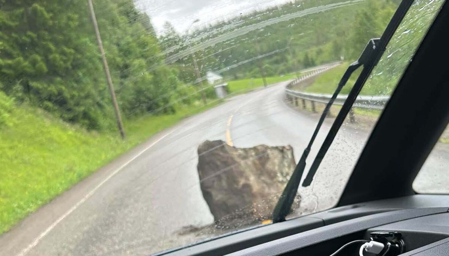 Den ligger midt på gulstripa. Foto: Kasper Østby