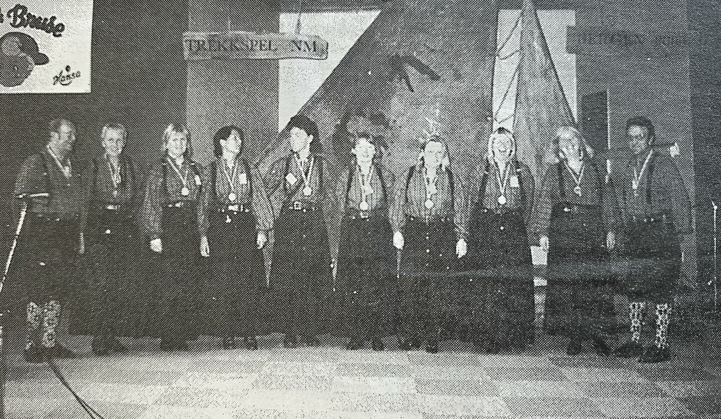NORGESMESTRENE: Selbu Toradergruppe etter at de mottok gulmedaljene i Bergen. Fv, Johan R. Kulseth, Eldbjørg Velve, Aud Karin Bjørnbeth, Liv Uglem, Torild Vilvang, Bente Kleven, Anne Grete Kirkvold, Ingunn Kjøsnes, Anne Eidem og Per J. Kulseth.