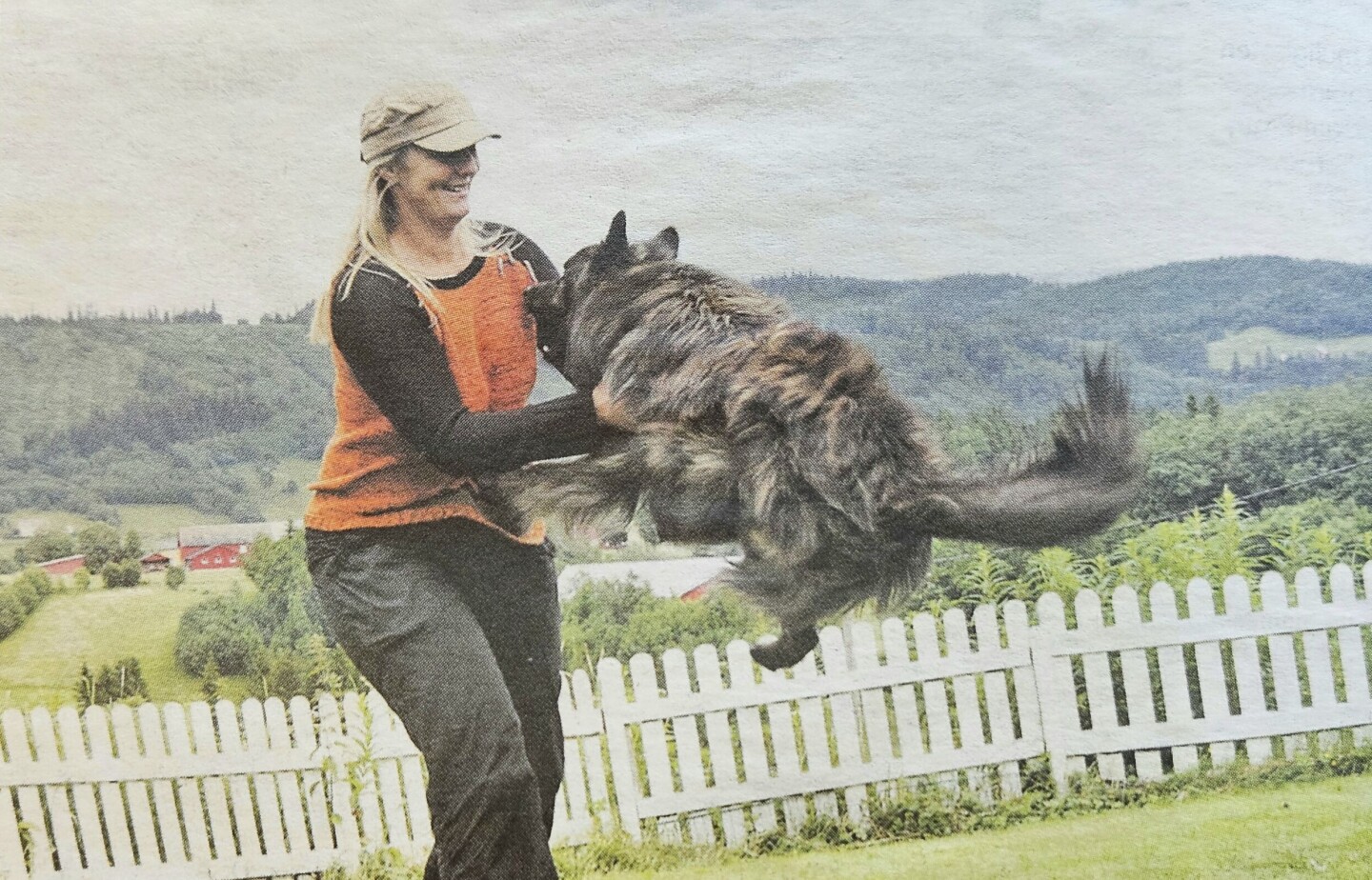 HUNDELEIK er viktig. - Dommerne i konkurranser ser på om hunden er glad og lykkelig, sier Elin Setseng. Her med verdensmester Ivri.