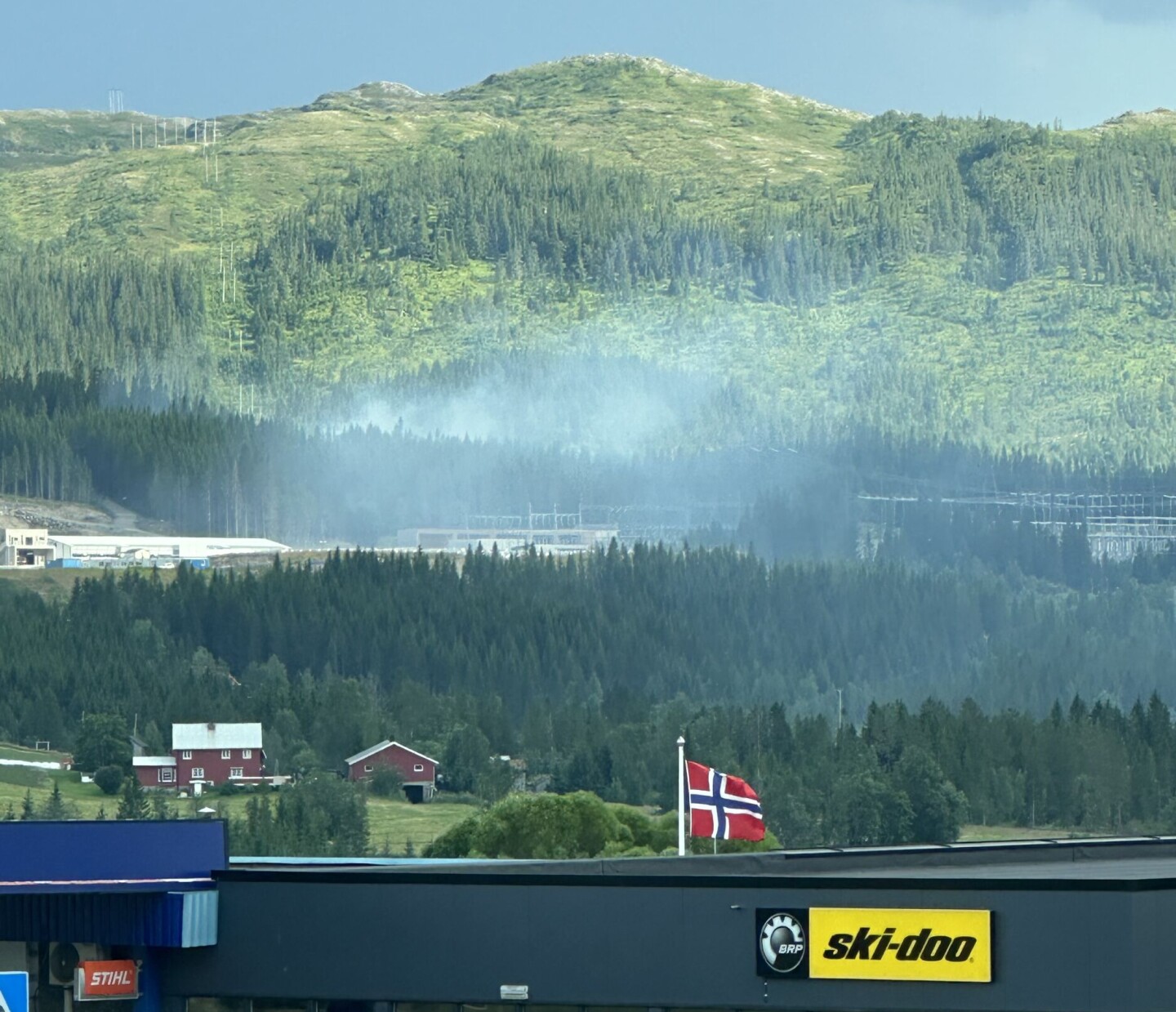 Man kunne tydelig se røyk komme fra området. Foto tipser: Ingar Lien