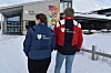 To personer med jakker med logo på står i snøen foran Selbu videregående skole.